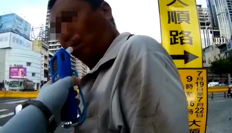 水電工自認酒精已完全消退，就直接騎車上路準備返家。翻攝畫面