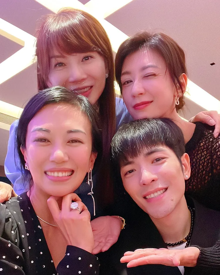 蕭敬騰未婚妻Summer（前排左）手上重達13.33克拉的上億元巨鑽相當吸睛。翻攝賈靜雯臉書