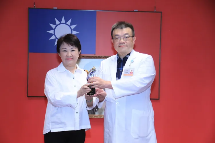 台中市長盧秀燕今在市政會議表揚施勝桓醫師。市府提供