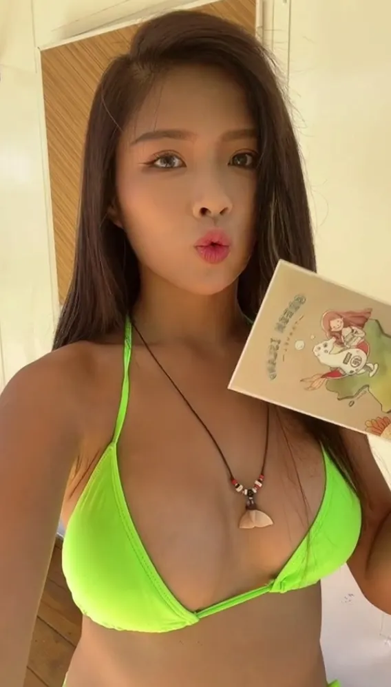 我要去淺水囉!要在水裡投寄防水明信片。抖音@ ting07.20 提供