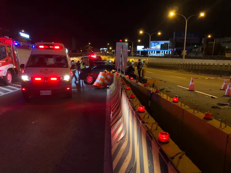 自小客車撞上水泥護欄卡在上面動彈不得。民眾提供