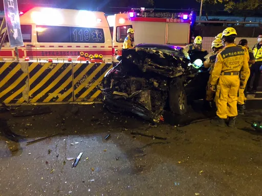 台74北屯路段轎車撞工程車　車頭全毀！駕駛手腳骨折送醫