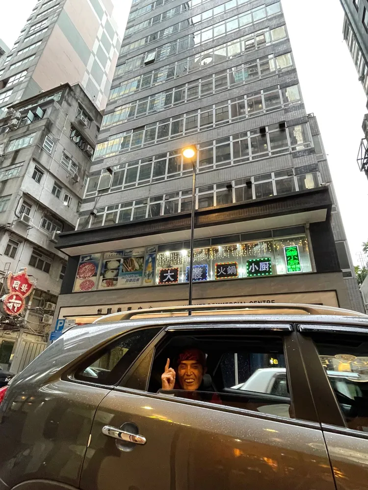 林沖舊地重遊，重返之前在香港住的大樓。經紀人提供