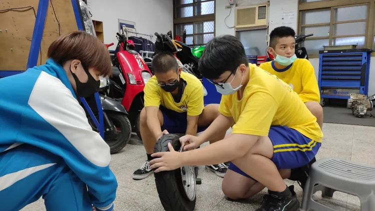 烏來國中小動力機械群-機車基本認識主題，學生分組進行機車定期保養，檢查輪胎胎紋、更換機車輪胎。教育局提供