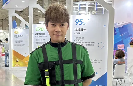 笑稱自己像鄉巴佬 李岳前進生技展斜槓再加一