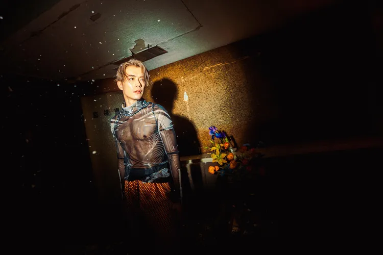 K6劉家凱在MV造型以薄紗展露身材。凱開而彈提供