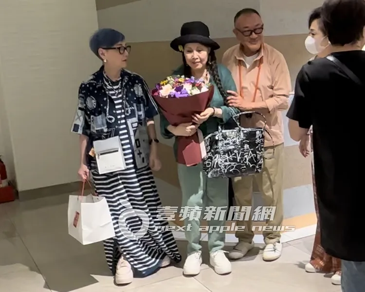 張小燕（左起）和捧著花束的歐陽菲菲、姚奇偉，一起等電梯上樓。特勤中心攝