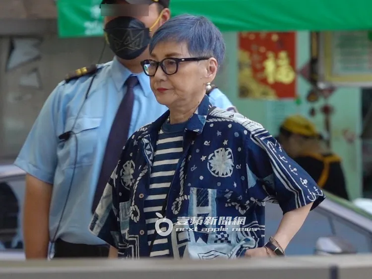 張小燕一頭時髦藍灰色俐落短髮，看上去很年輕。特勤中心攝