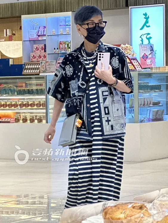 張小燕拿著最新的三星S23手機拍照。特勤中心攝