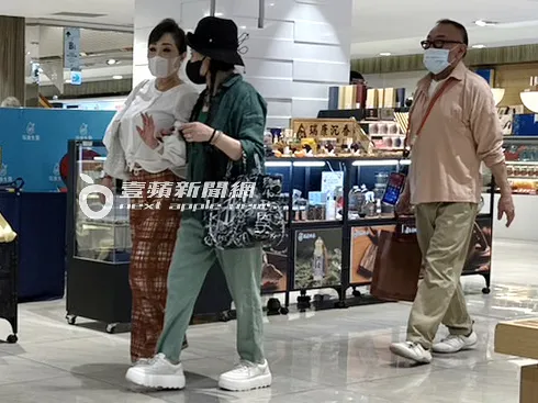 Judy孫（左起）、歐陽菲菲、姚奇偉前往餐廳赴約。特勤中心攝