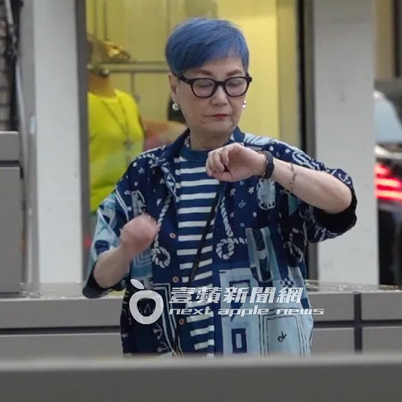 張小燕看手錶確認時間，提早到達餐廳。特勤中心攝