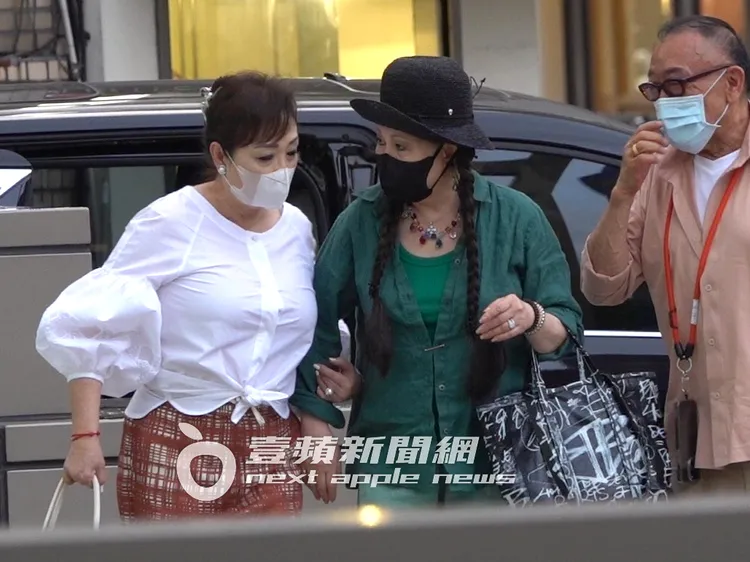 Judy孫（左）勾著歐陽菲菲邊走邊聊天。特勤中心攝