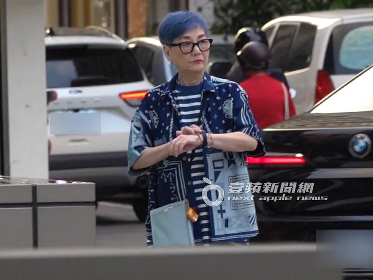 張小燕一身藍色系列裝扮下車。特勤中心攝
