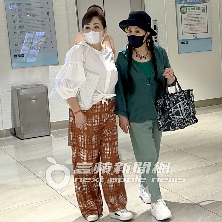Judy孫（左）與歐陽菲菲不約而同都穿著白色厚底布鞋。特勤中心攝