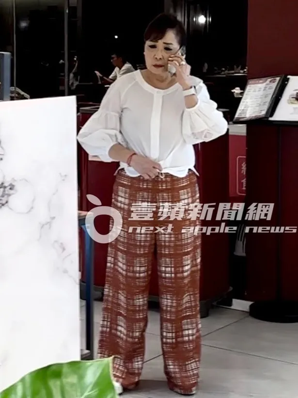 Judy孫用餐期間，急忙步出餐廳外頭講電話。特勤中心攝