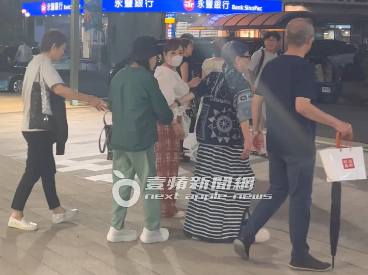 Judy孫（中）目送歐陽菲菲離開。特勤中心攝