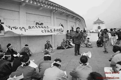 野百合學運時，發起人之一的周克任演講，張致祥就坐在後面。獨立攝影人葉仰山提供