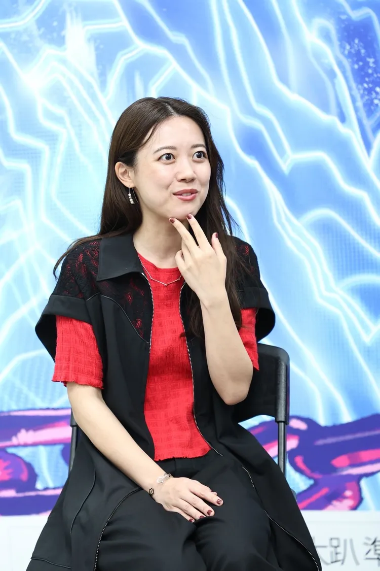 鍵盤手peppe想挑戰吃臭豆腐。彭欣偉攝