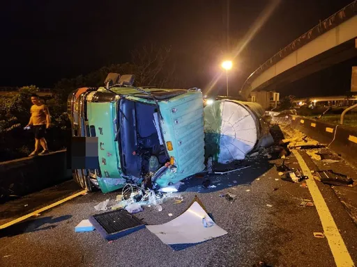 國4聯結車自撞側翻害匝道封閉3小時 駕駛左小腿骨折!疑精神不濟肇禍