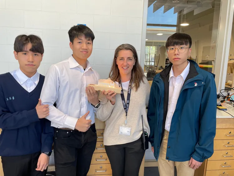 瑞芳高工應用英文科學生陳冠宇(左2)，透過技優甄審錄取國立臺北科技大學應用英文系。教育局提供