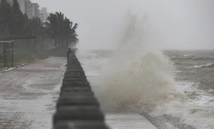 海南島18日下午因泰利風雨增強。新華社