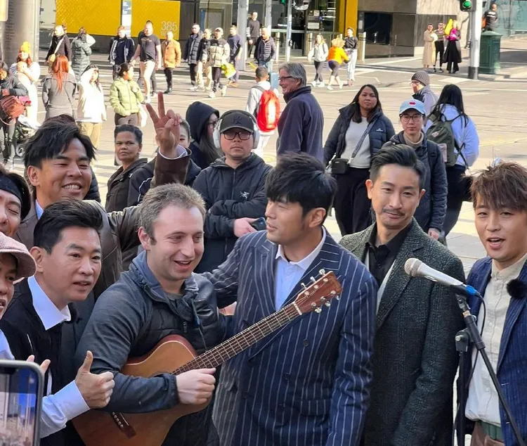 周杰倫和哥兒們在墨爾本街頭錄節目。翻攝微博