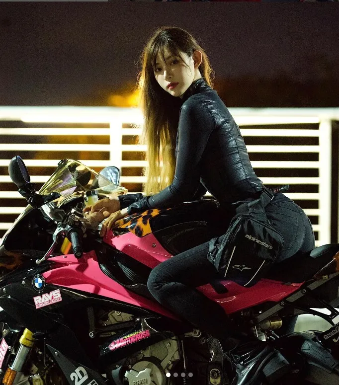 在抖音平台擁有近3000萬粉絲的中國網紅痞幼，財富來源神秘，常與苦哈哈的平民粉絲分享她的重機辣照。翻攝抖音/痞幼