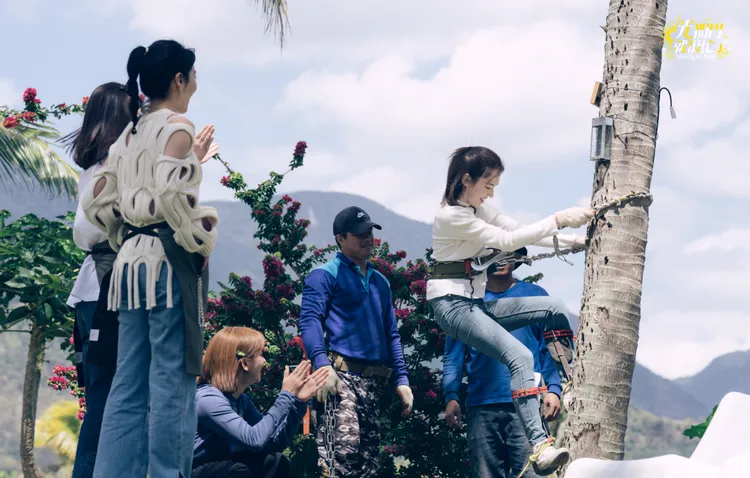 許瑋甯挑戰爬椰子樹。TVBS提供