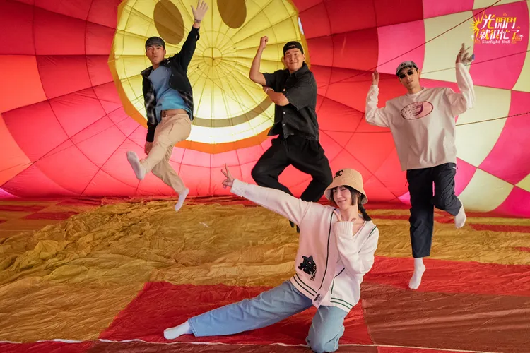 陳昊森（左起）、周興哲、章廣辰、前為郭雪芙，學搭熱氣球。TVBS提供