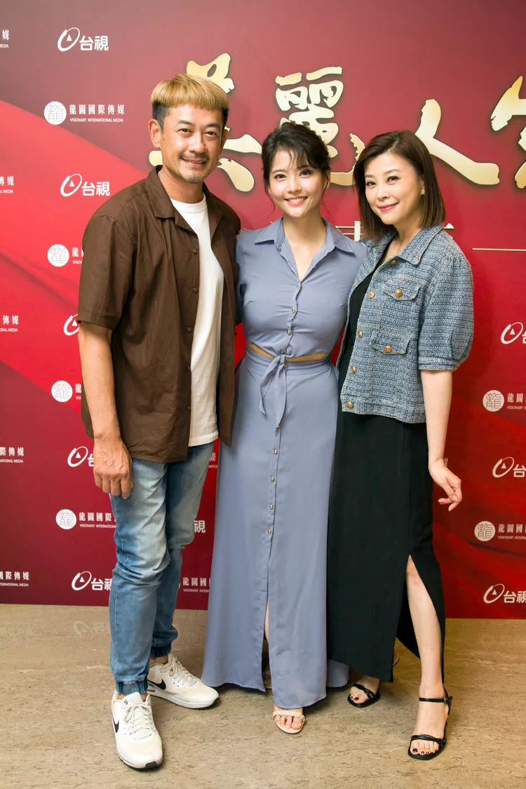 柯叔元（左起）、王樂妍、方馨一起出席殺青宴。台視提供
