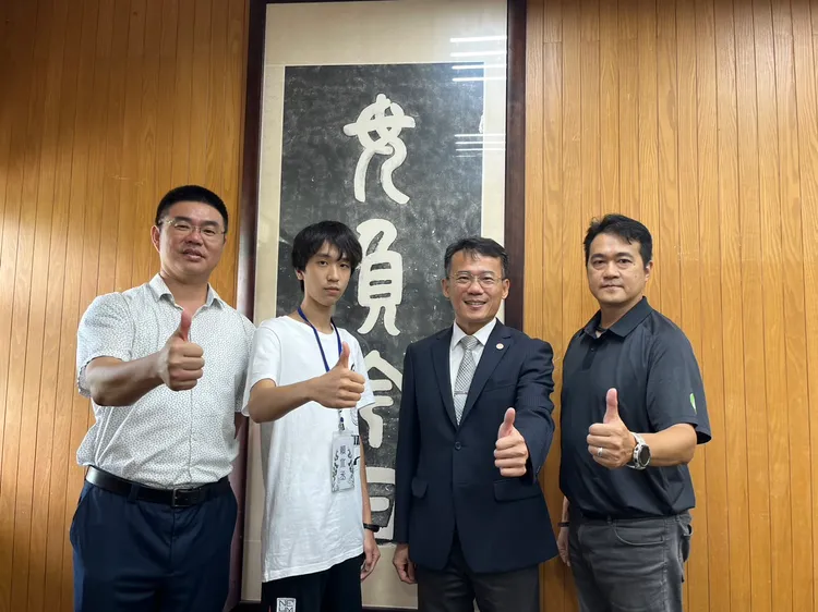 中一中校長林隆諺（右二）建議考生善用100個志願序，勇敢挑戰個人夢幻校系。校方提供