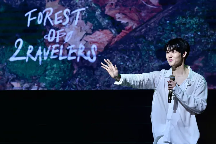 李承協化身森林解說員，帶粉絲到阿里山。林林攝