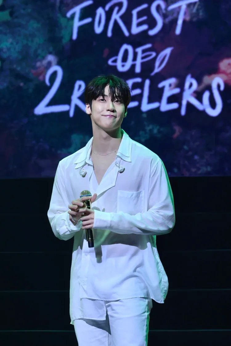 李承協拿著手機拍下滿場粉絲的手燈。林林攝