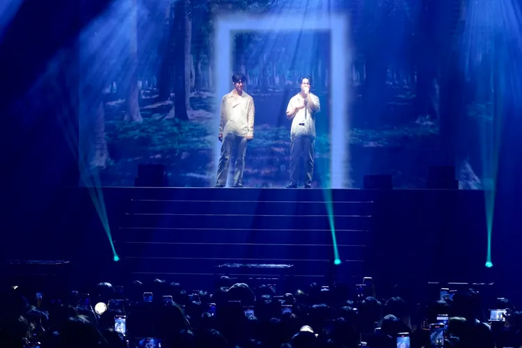 李承協（左）、柳會勝站在高台上開場。林林攝