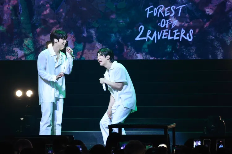 李承協（左）表示有當兵中成員宰鉉通話，柳會勝剛開場就被粉絲的應援感動。林林攝