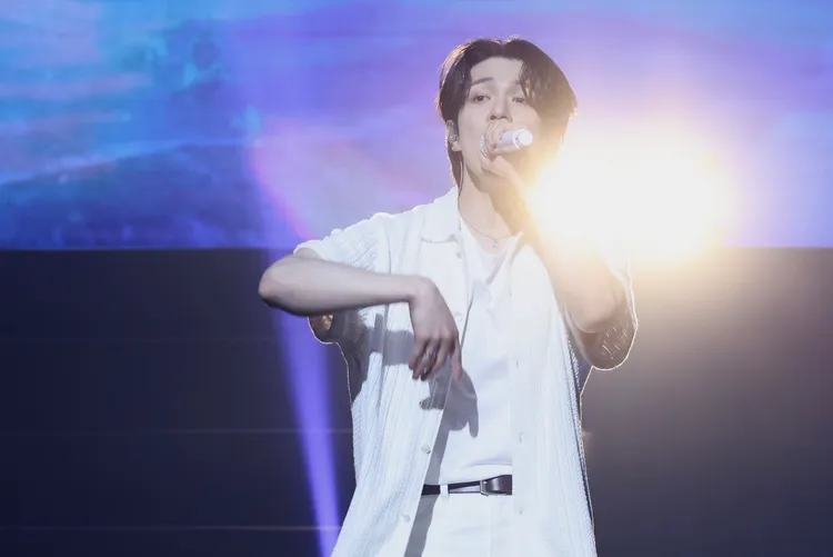 柳會勝甜誇粉絲拿著手燈就像森林中的精靈。林林攝