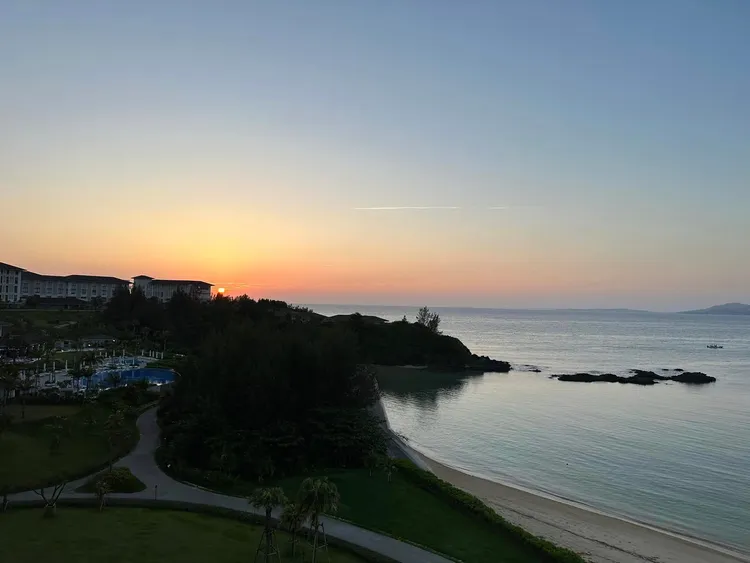 她分享沖繩日落美景。翻攝Selina臉書