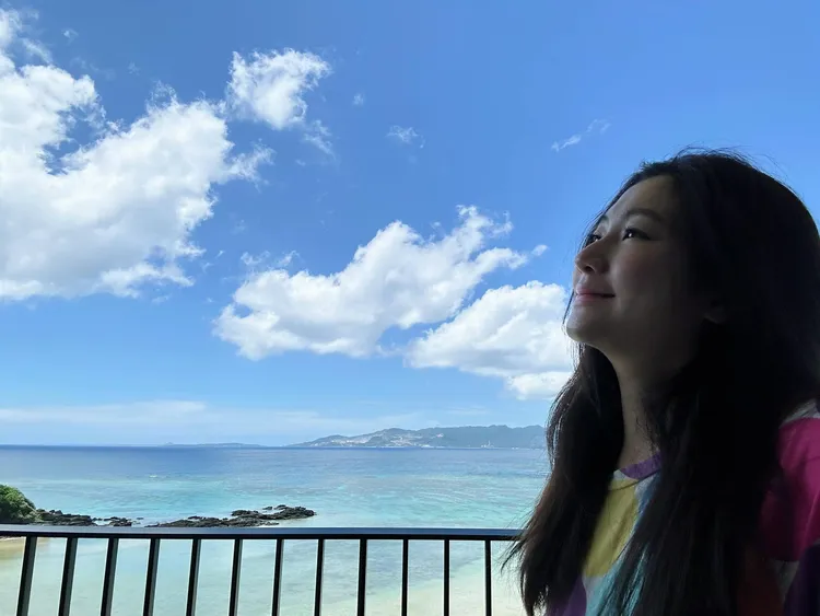 Selina與沖繩美景合影。翻攝Selina臉書