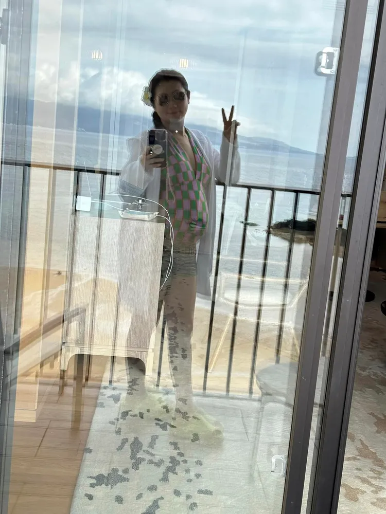 Selina分享了自己的「肉感孕婦泳裝照」。翻攝Selina臉書