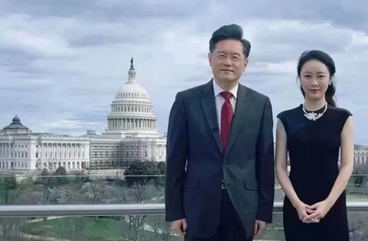 中國外交部長秦剛（左）與盛傳的「秦婦」傅曉田（右）合影。翻攝推特/亞洲金融