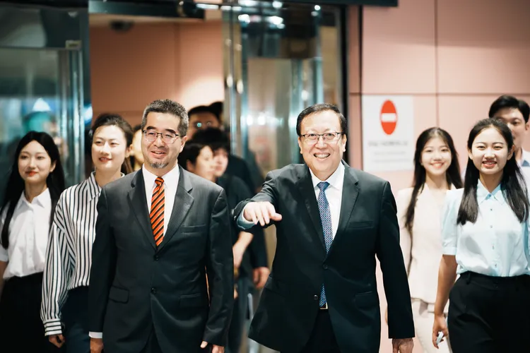 郝平（右3）昨入境時，熱情的和鏡頭打招呼。馬英九基金會提供