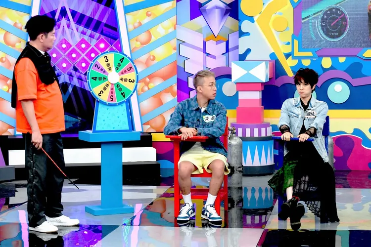 劉弈兒（右一起）玩遊戲常卡關，頻頻露出古怪表情，讓大根、曾國城傻眼。華視提供