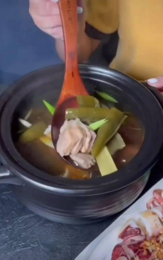 熱騰騰剝皮辣椒雞湯。TikTok@pkfoodie182 / IG:pkfoodie182 提供