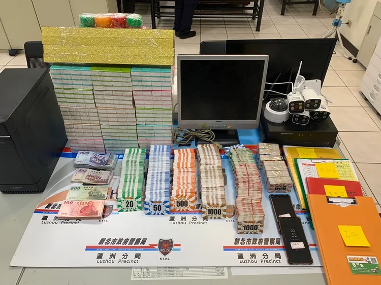 警方查扣賭具與現金賭資23萬餘元。翻攝畫面