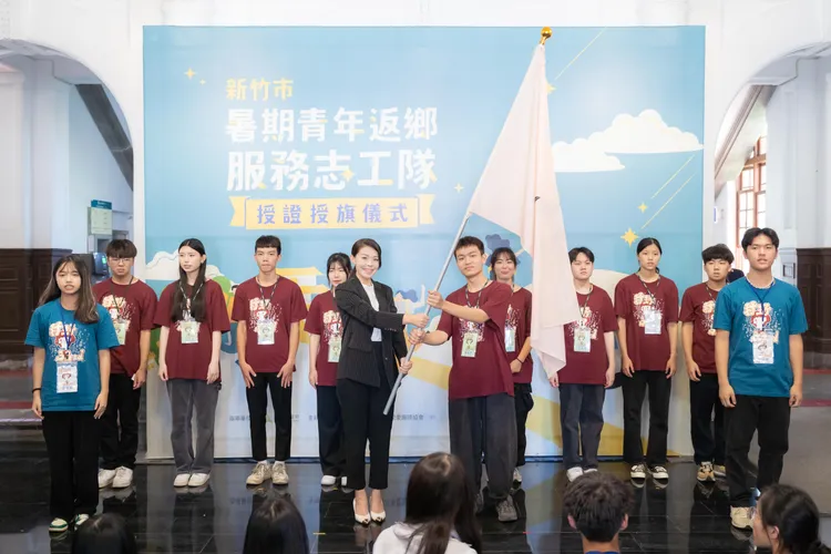 高虹安授旗。新竹市府提供