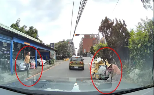 嬤推回收車爬坡散落 赤膊男一動作遭拍!網讚爆:大哥好帥!