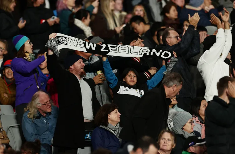 紐西蘭的比賽中球場擠進4萬2137名球迷，創下紐西蘭國內無論男足或女足賽事的售票紀錄。路透社