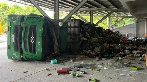 台中垃圾車煞車失靈 衝進「阿彌陀佛」雨遮側翻!垃圾倒滿地