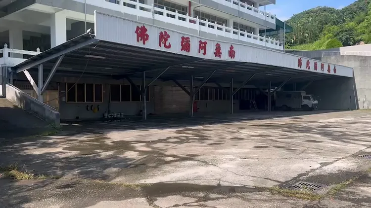 垃圾車衝進「南無阿彌陀佛」雨遮，業者事後已將傾倒的垃圾清除。民眾提供