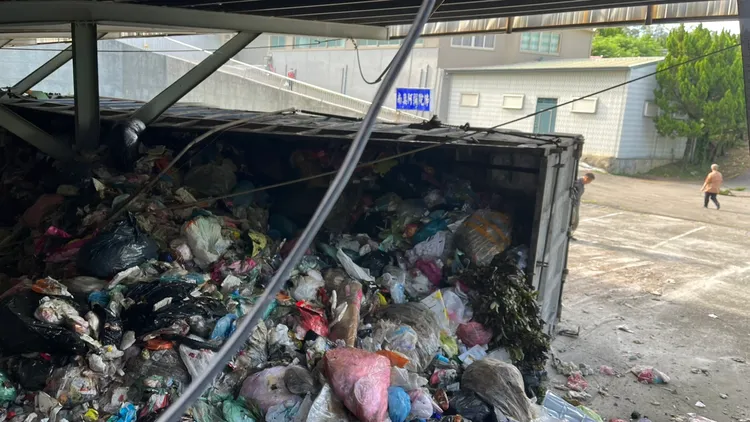 整車垃圾傾倒。民眾提供